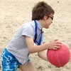 Un enfant malvoyant joue dans le sable pendant le stage à la mer 2013.