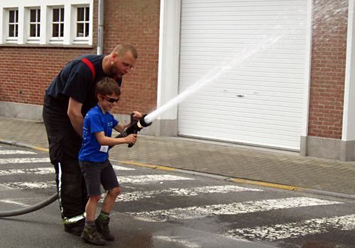 Un enfant déficient visuel apprend à utiliser une lance incendie