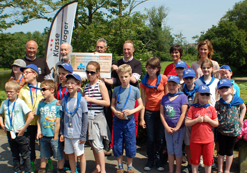 Remise d'un chèque de la société Klasseslagers en compagnie des 16 enfants du stage à la mer 2013