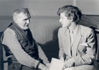 Photo d'archive d'un entretien entre une assistante sociale et une personne aveugle.