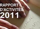 Photo de couverture du rapport d'acitivté 2011. Une personne lit le braille avec ses doigts.
