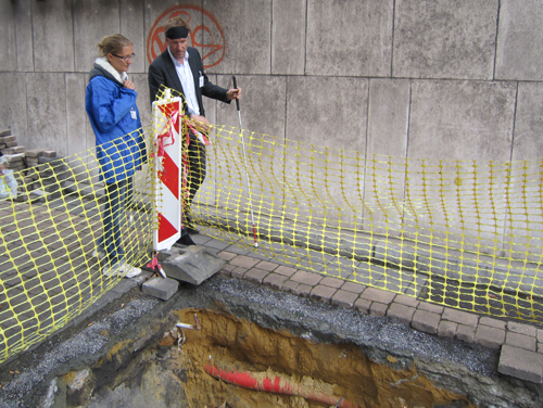 Paul Magnette contourne des travaux en rue, à l'aide d'une canne blanche