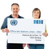 Deux personnes tiennent une pancarte avec l'adresse de l'ONU.