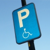 Bord met aanduiding van een parkeerplaats voor gehandicapte personen.