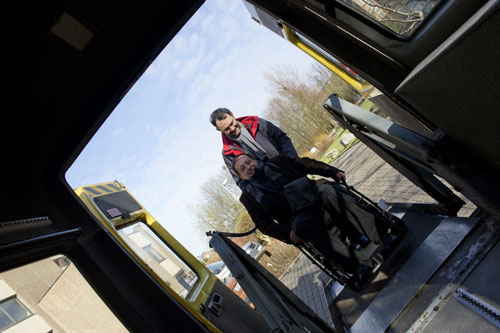 Une personne handicapée monte dans un TaxiBus (Photo : © STIB/MIVB)