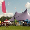 Een festivaltent op een festivalweide