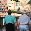 Deux personnes âgées en vacances