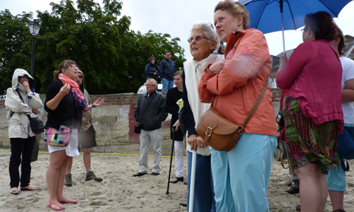 Les participants écoutent un guide sur la plage