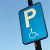Panneau indiquant un emplacement de parking pour personne handicapée.