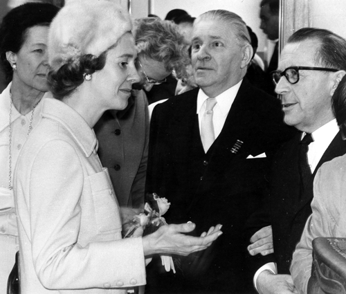 La reine Fabiola en visite à la Ligue Braille le 3 mars 1970, ici en conversation avec Achille Dyckmans et Henri Lemaire