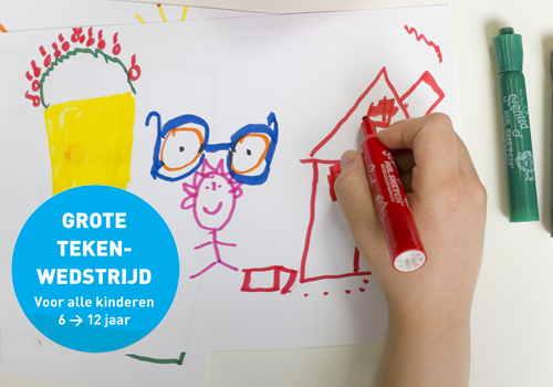 Een kinderhand tekent een huis op papier met behulp van geurstiften.