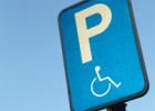 Panneau indiquant un emplacement de parking pour personne handicapée.