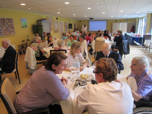 Bewoners van het woonzorgcentrum 'Les jardins d'Ariane' in Brussel eten een maaltijd die goed is voor de ogen