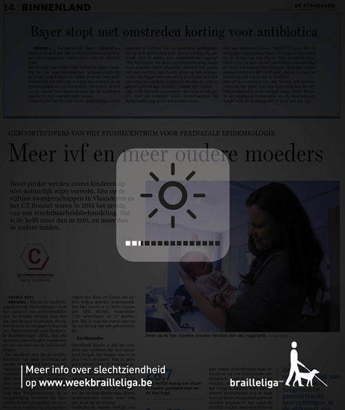 Een krantenpagina is zo donker dat ze moeilijk te lezen is. Een pictogram in het midden van het beeld duidt aan dat de helderheid van het scherm verlaagd werd tot het minimum. Onderaan de pagina staat: "Meer info over slechtziendheid op www.weekbraillelig
