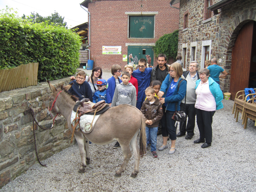 Photo de groupe à la ferme du Fagotin.