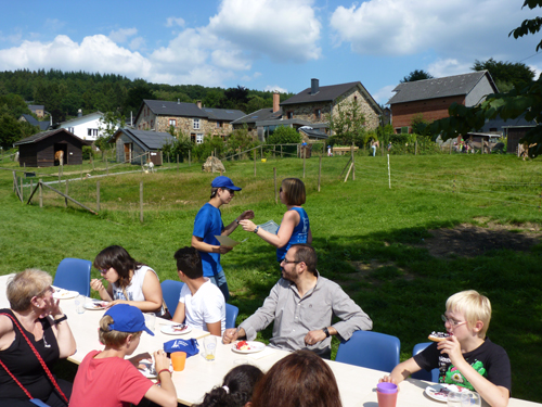 Remise des diplômes autour d’un repas dans la nature