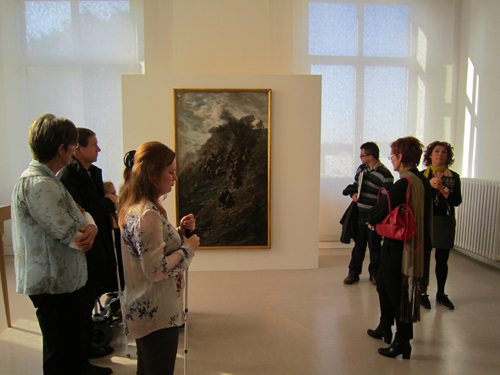 Des visiteurs voyants et non-voyants devant une toile de Cécile Douard.