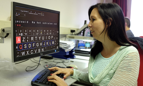 Een slechtziende vrouw aan het werk met een computer.