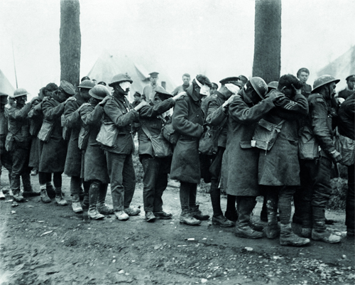Soldats britanniques de la 55e division aveuglés par les gaz le 10 avril 1918, pendant la bataille de la Lys. Ils se dirigent en file indienne vers un poste de secours avancé près de Béthune (Nord-Pas-de-Calais). © Imperial War Museums (Q 11586)