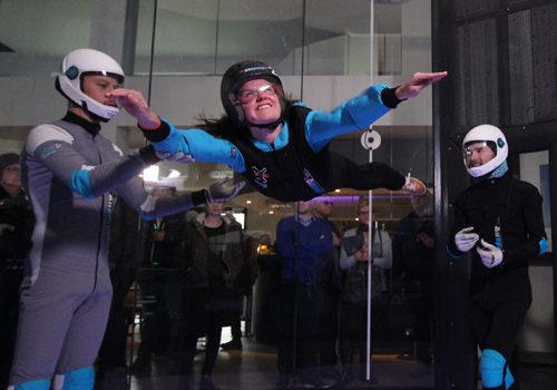 Une jeune déficiente visuelle expérimente la chute libre à l’Airspace Indoor Skydiving