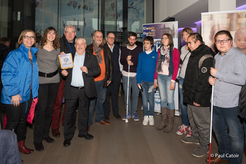 Le sponsor ‘Club Kiwanis Charleroi Promotion’ avec des accompagnateurs de la Ligue Braille et des jeunes déficients visuels. 