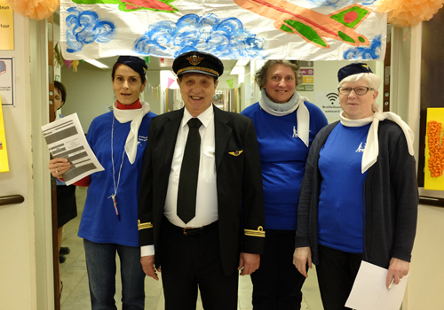 Des bénévoles de la Ligue Braille déguisé(e)s en pilote et hôtesses de l’air. 