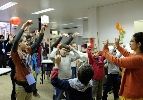 Les enfants déficients visuels sont tous debout pour l’atelier yoga.