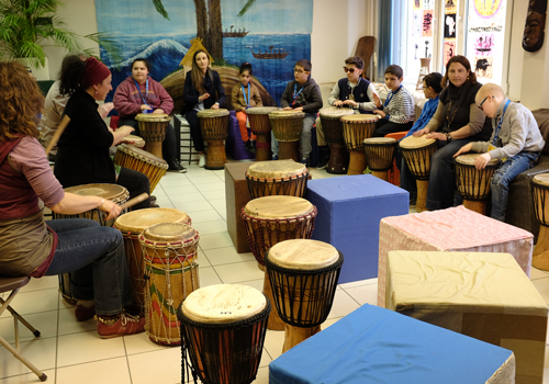 La salle de musique est remplie de djembé et de décoration africaine. Les enfants s’amusent au rythme du tam-tam. 