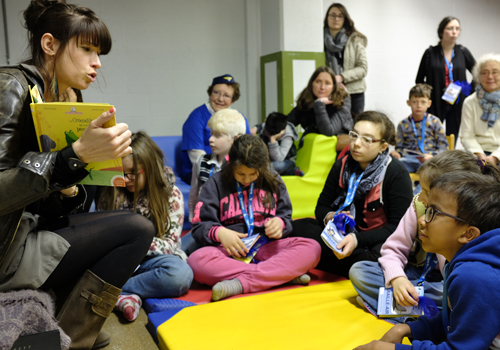 Les enfants écoutent attentivement l’histoire du crocodile.