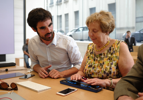 Le témoin déficient visuel discute avec une personne aveugle. Elle utilise une barrette braille.