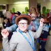 Un enfant souriant danse la country avec une accompagnatrice.