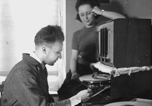 Image d'archive d'une personne occupée à l'enregistrement d'une oeuvre sur un disque