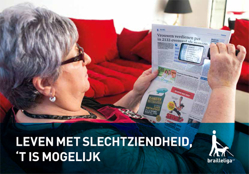 Afbeelding van de gratis gids “Leven met slechtziendheid, ‘t is mogelijk”. Op de gids staat een oudere dame afgebeeld die haar krant leest met behulp van een loep.