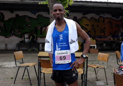 Yahahia, premier coureur de la Ligue Braille ayant franchi la ligne d’arrivée.