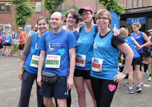 Photo de 5 coureurs du Service culturel de la Ligue Braille