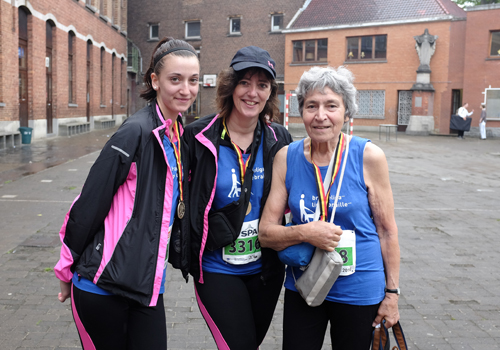 Photo d’Yvette, la doyenne de l’équipe de la Ligue Braille à 77 ans, avec son accompagnatrice et une jeune fille.