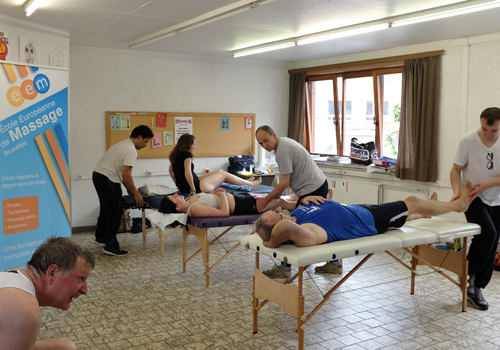 Les élèves de l’Ecole Européenne de massage massent les coureurs de l’équipe après la course.