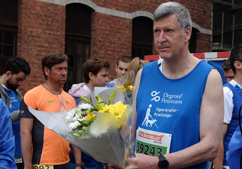 Michel, notre Coureur en Or 2016, portant un bouquet de fleurs.