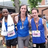 Photo de trois coureurs de l’équipe de la Ligue Braille