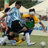  Match de cécifoot entre l’équipe du Brésil et celle de l’Argentine en 2007 lors de la Parapan American Games à Rio de Janeiro.