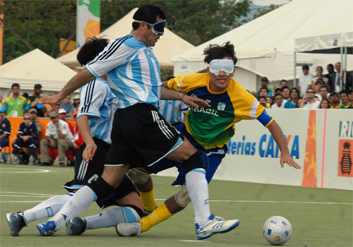  Match de cécifoot entre l’équipe du Brésil et celle de l’Argentine en 2007 lors de la Parapan American Games à Rio de Janeiro.