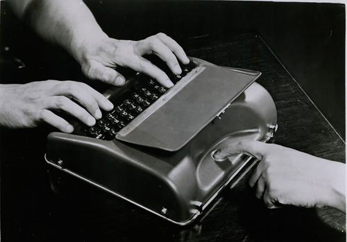 Le Tellatouch permet à la personne sourdaveugle de lire le braille tapé par son interlocuteur.