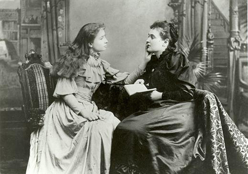 Helen Keller et Ann Sullivan conversant en Tadoma