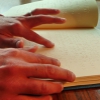 Une personne aveugle lit un livre en braille