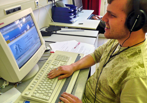 Un étudiant aveugle de la Ligue Braille apprend à combiner braille et synthèse vocale.