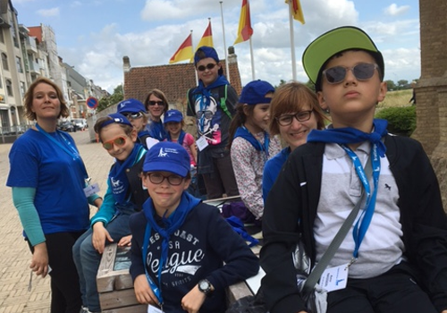 Photo des enfants en train de se promener sur la digue d’Ostende.