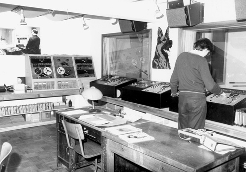 Image d'archive prise lors de l'inauguration du studio d'enregistrement en 1983.Une personne se tient debout face à la console d'enregistrement
