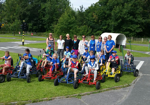 Foto van alle kinderen op go-carts tijdens de laatste dag van de zelfstandigheidsstage aan zee.