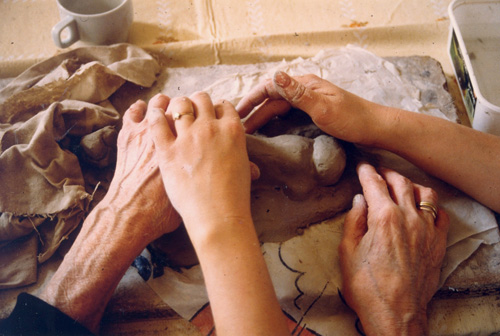 Photo des mains de deux personnes sculptant ensemble lors d'une session de Club Braille