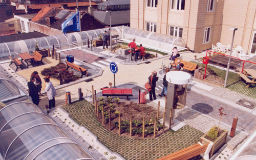  Image d'archive de l'inauguration du jardin-parcours de locomotion vu d'une fenêtre du bâtiment